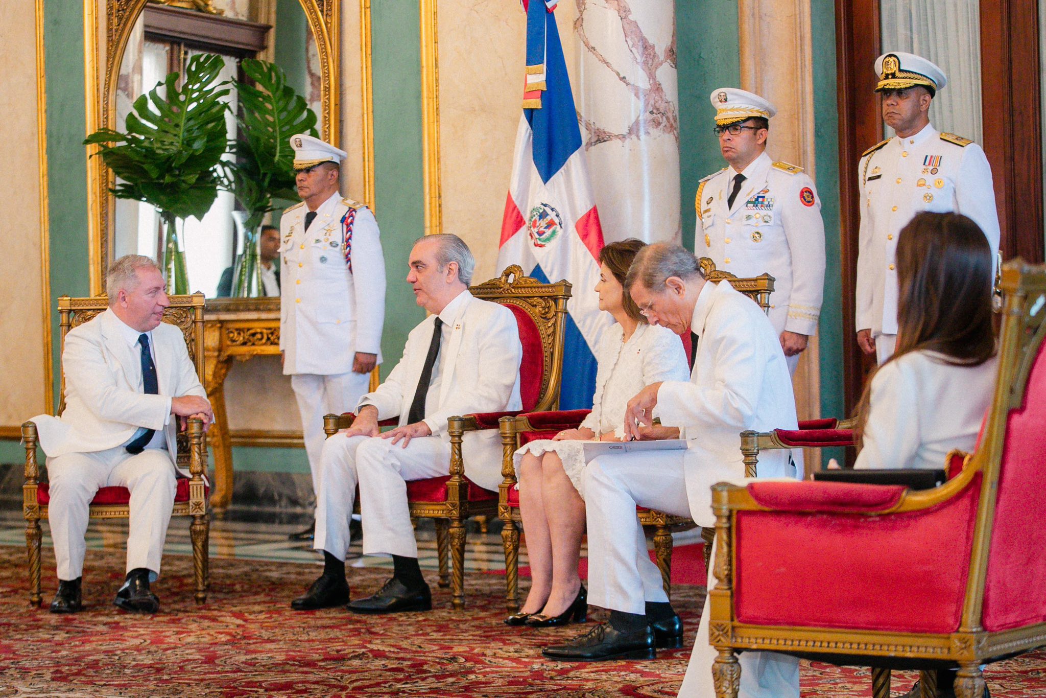 Abinader recibe credenciales del embajador de Italia y otros cinco diplomáticos