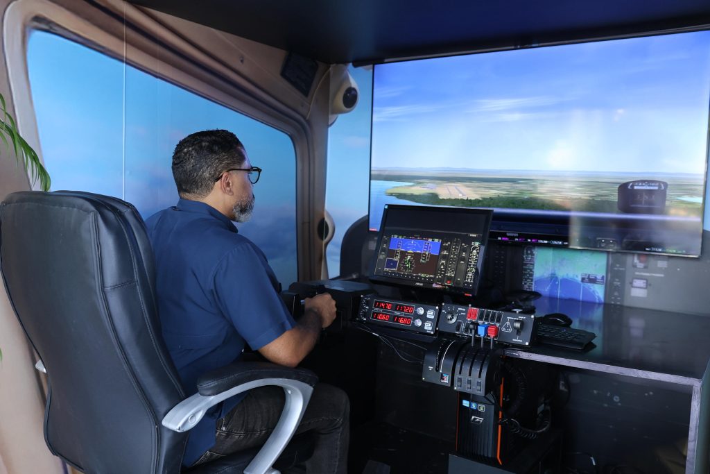 IDAC estimula interés por la aviación con simulador de vuelos en feria del Cibao