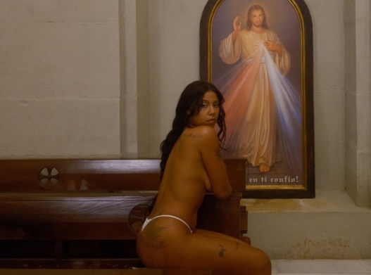 Tokischa enfrenta denuncia penal en España: grabó semidesnuda en basílica pese a negativa del obispado