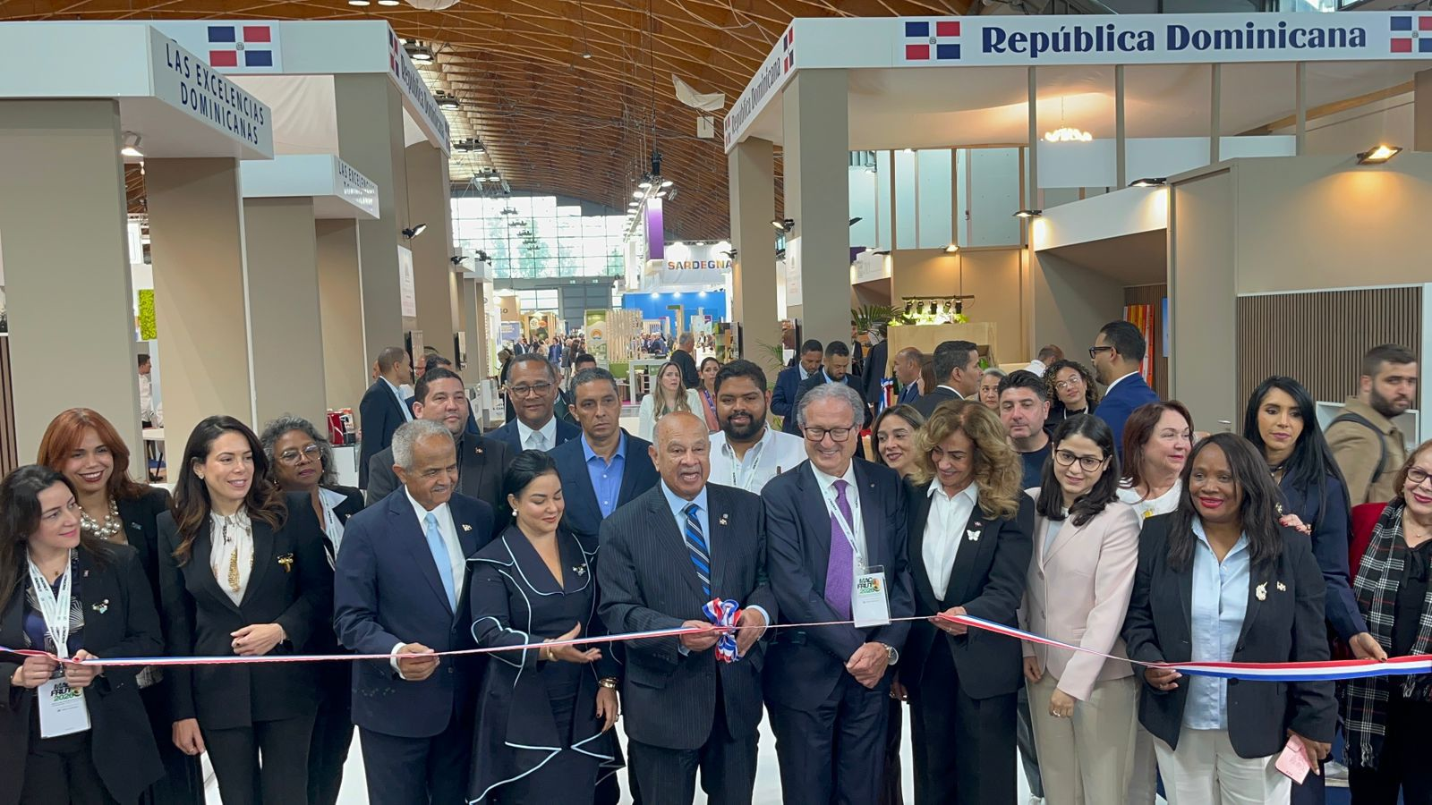 Italia: Embajador Lantigua inaugura stand dominicano en feria MACFRUT 2026