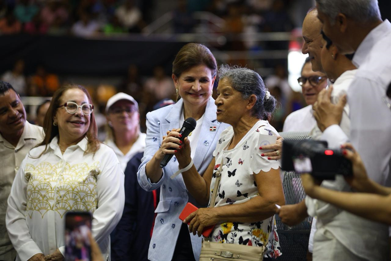 Raquel Peña celebra a miles de madres durante jornada “Madres que Sostienen” en Santiago Raquel Peña celebra a miles de madres durante jornada “Madres que Sostienen” en Santiago