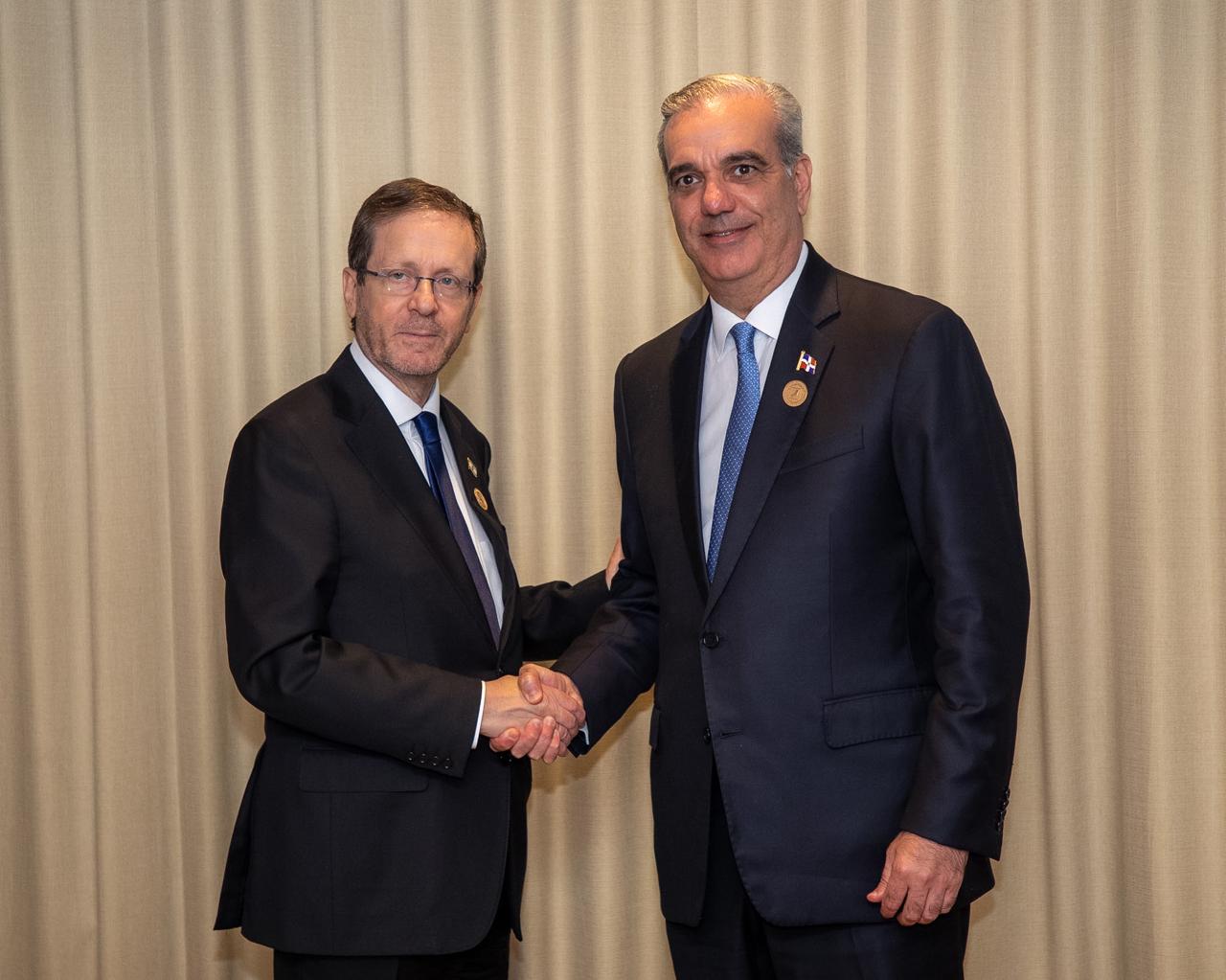 Presidente Abinader sostiene reuniones con Isaac Herzog y Christopher Landau durante la toma de posesión de Laura Fernández en Costa Rica