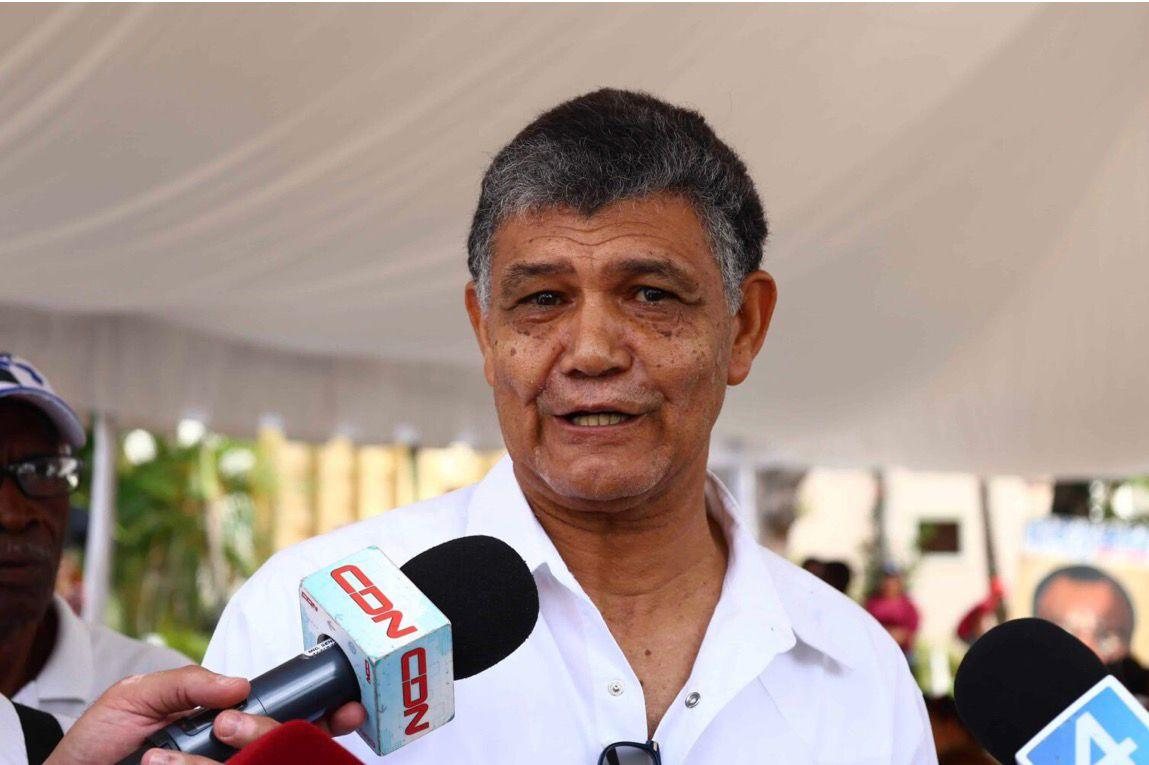 Francisco Peña pide arrestos contra quienes lancen basura en las calles de Santo Domingo Oeste