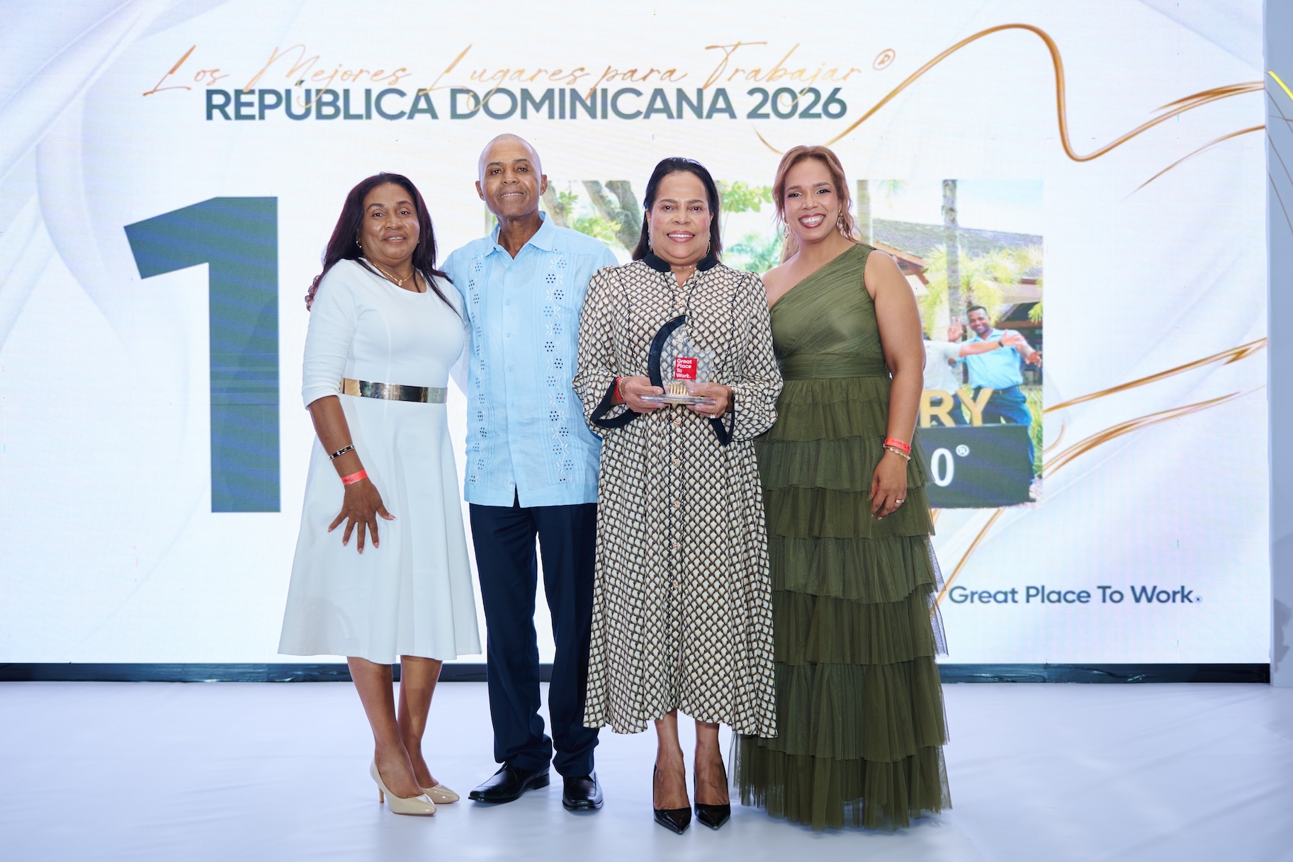 Quince empresas dominicanas lideran el listado de Los Mejores Lugares para Trabajar® en Caribe 2026