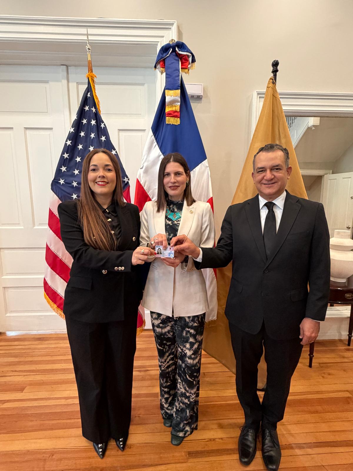 JCE entrega primera nueva cédula en el exterior a embajadora de RD ante EE. UU.