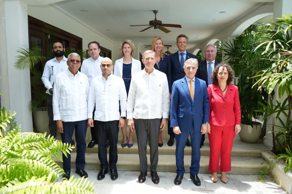Canciller Roberto Álvarez participa en almuerzo de trabajo con representantes de países de la Unión Europea