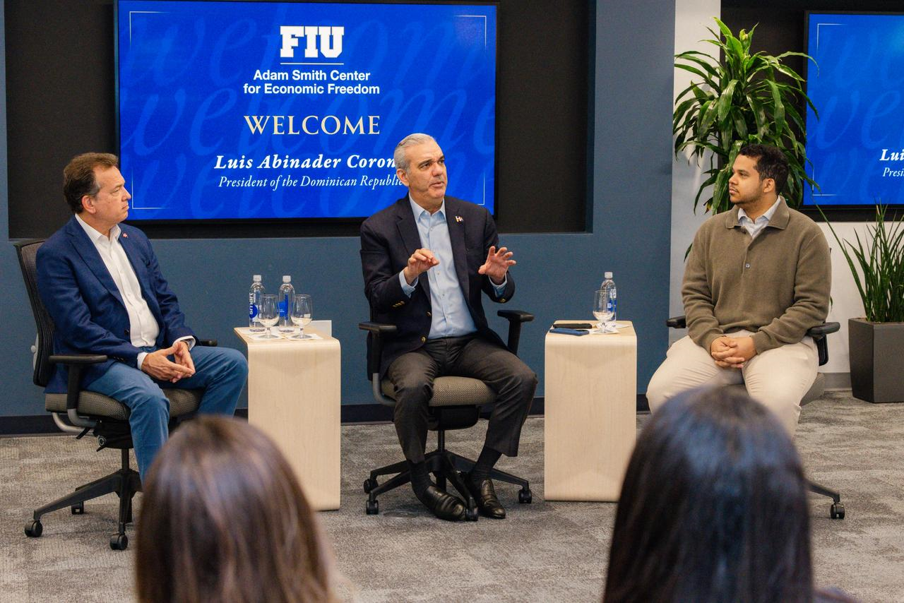 Presidente Abinader participa en encuentro con estudiantes dominicanos de la Universidad Internacional de Florida Presidente Abinader participa en encuentro con estudiantes dominicanos de la Universidad Internacional de Florida