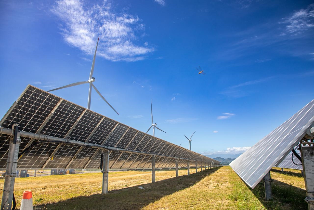 Abinader inaugura central Esperanza Renovable, primera en inyección híbrida eólica y solar en RD Abinader inaugura central Esperanza Renovable, primera en inyección híbrida eólica y solar en RD
