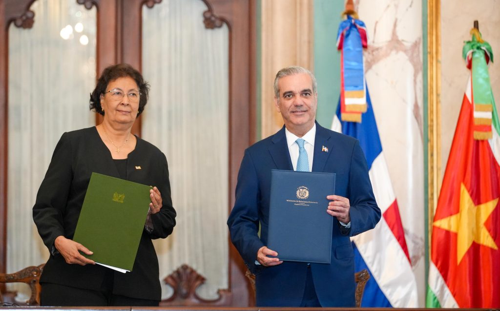 Gobiernos de República Dominicana y de Surinam firman acuerdos de cooperación y alianzas estratégicas en el sector turístico, agricultura e inversión privada Gobiernos de República Dominicana y de Surinam firman acuerdos de cooperación y alianzas estratégicas en el sector turístico, agricultura e inversión privada