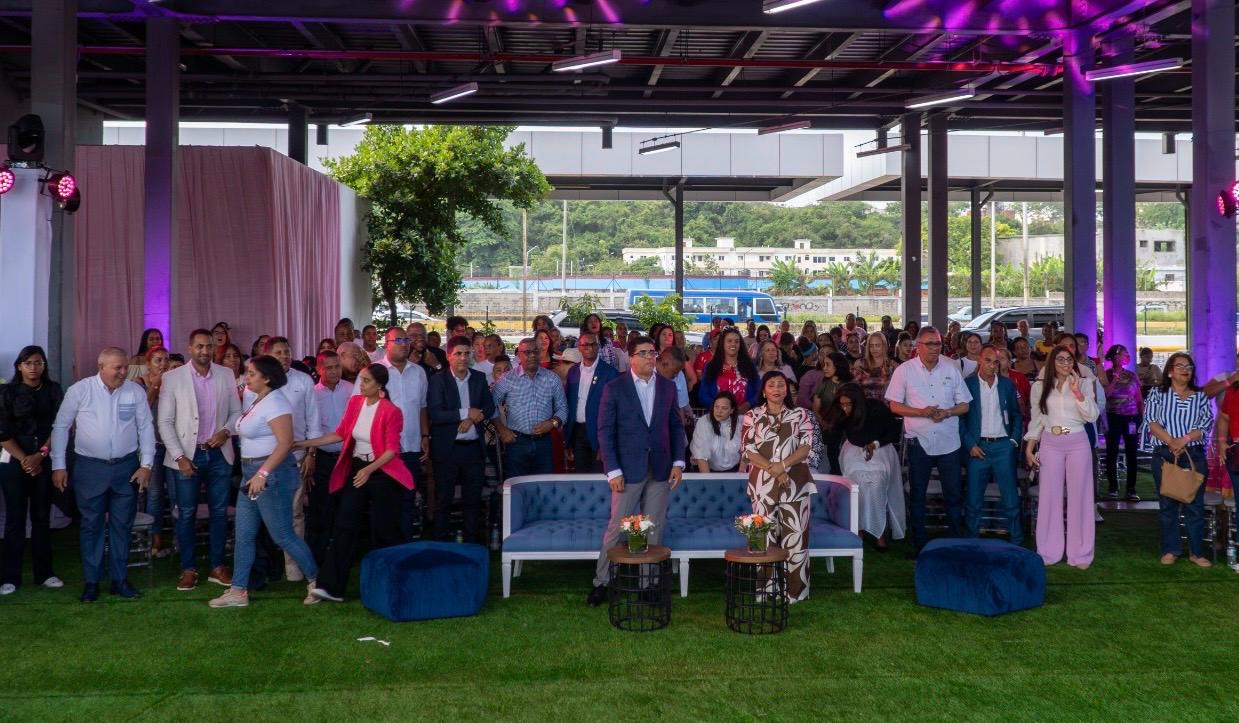 Dío Astacio celebra el Día de las Madres junto a cientos de colaboradoras del ASDE Dío Astacio celebra el Día de las Madres junto a cientos de colaboradoras del ASDE