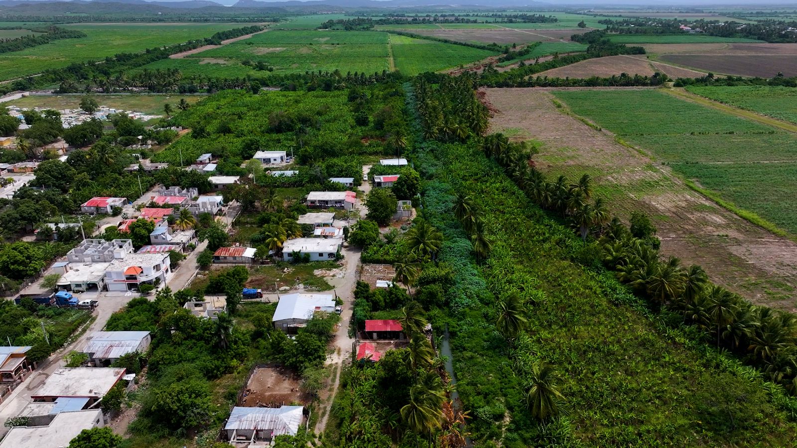 El Gobierno impulsa electrificación rural en Bahoruco con inversiones por RD$48.5 millones El Gobierno impulsa electrificación rural en Bahoruco con inversiones por RD$48.5 millones