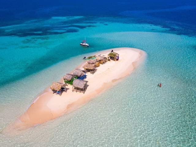Cayo Arena es un lugar turístico de aguas cristalinas e impresionantes arrecifes en Montecristi Cayo Arena es un lugar turístico de aguas cristalinas e impresionantes arrecifes en Montecristi