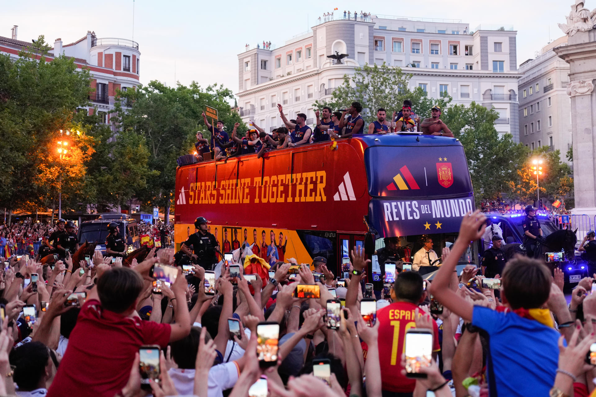 Madrid se rinde a la campeona del mundo: dos millones celebran en las calles Madrid se rinde a la campeona del mundo: dos millones celebran en las calles