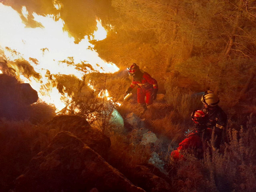 España combate el mayor incendio de su historia con más de 77.000 hectáreas ya calcinadas