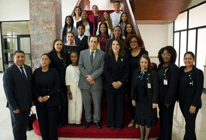 Estudiantes dominicanos premiados en España recorren RD para conocer su historia e instituciones Estudiantes dominicanos premiados en España recorren RD para conocer su historia e instituciones
