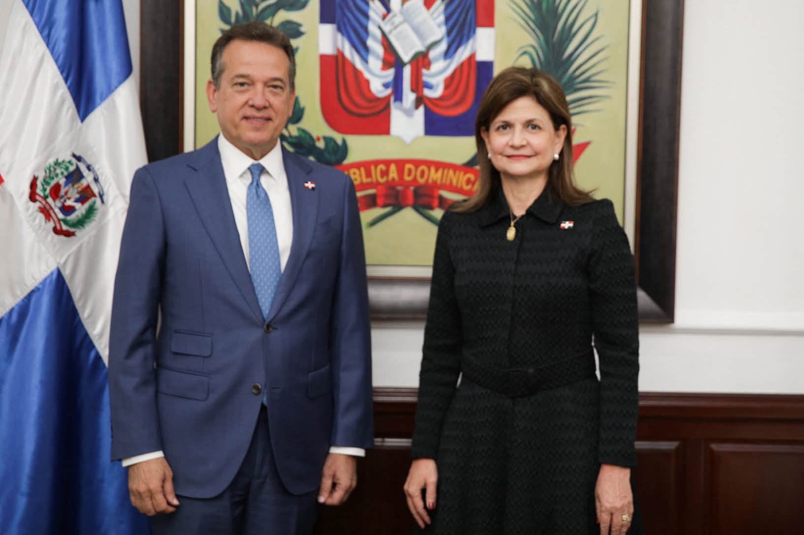 Raquel Peña juramenta a Víctor Bisonó como nuevo ministro de Relaciones Exteriores