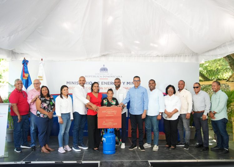 Energía y Minas destaca sustituye uso de leña y carbón por cocinas a GLP en 125 hogares de Bahoruco