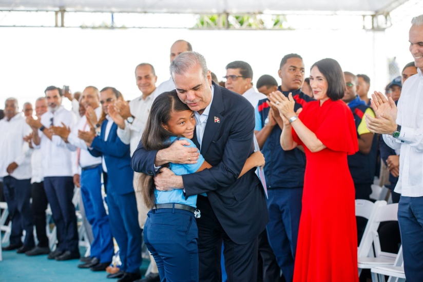 Abinader inicia año escolar 2026-2027 con más de dos millones de estudiantes convocados Abinader inicia año escolar 2026-2027 con más de dos millones de estudiantes convocados