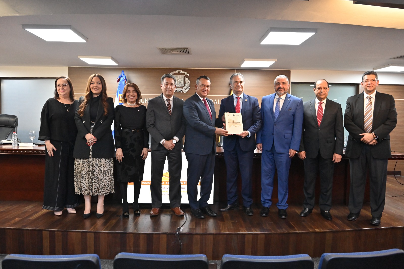 Un estudio plantea evaluar el voto postal y electrónico para la diáspora dominicana Un estudio plantea evaluar el voto postal y electrónico para la diáspora dominicana