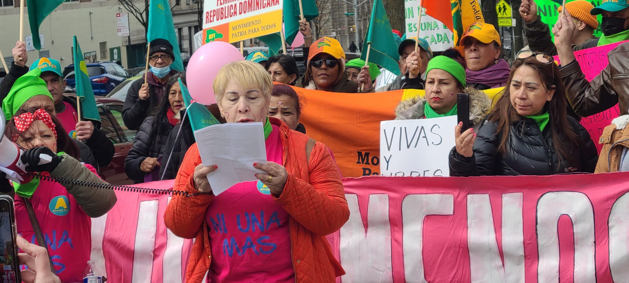 Activista comunitaria denuncia silencio diputados ultramar por embargo oficina JCE en NY