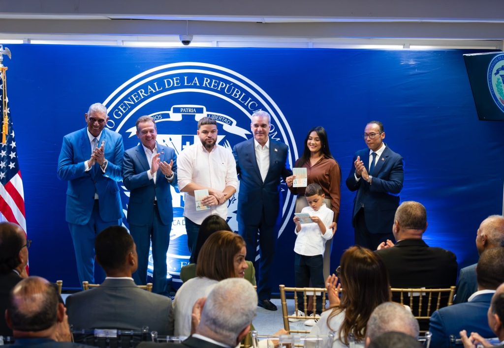 Presidente Abinader inicia entrega oficial del Pasaporte Electrónico para dominicanos en Nueva York, Nueva Jersey y Boston Presidente Abinader inicia entrega oficial del Pasaporte Electrónico para dominicanos en Nueva York, Nueva Jersey y Boston