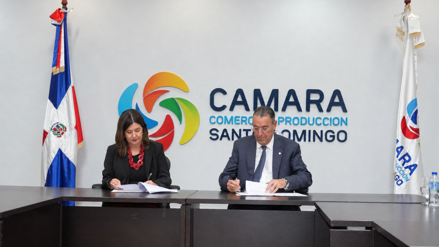 La Cámara Santo Domingo y el Clúster Turístico firman un acuerdo para impulsar turismo y negocios La Cámara Santo Domingo y el Clúster Turístico firman un acuerdo para impulsar turismo y negocios