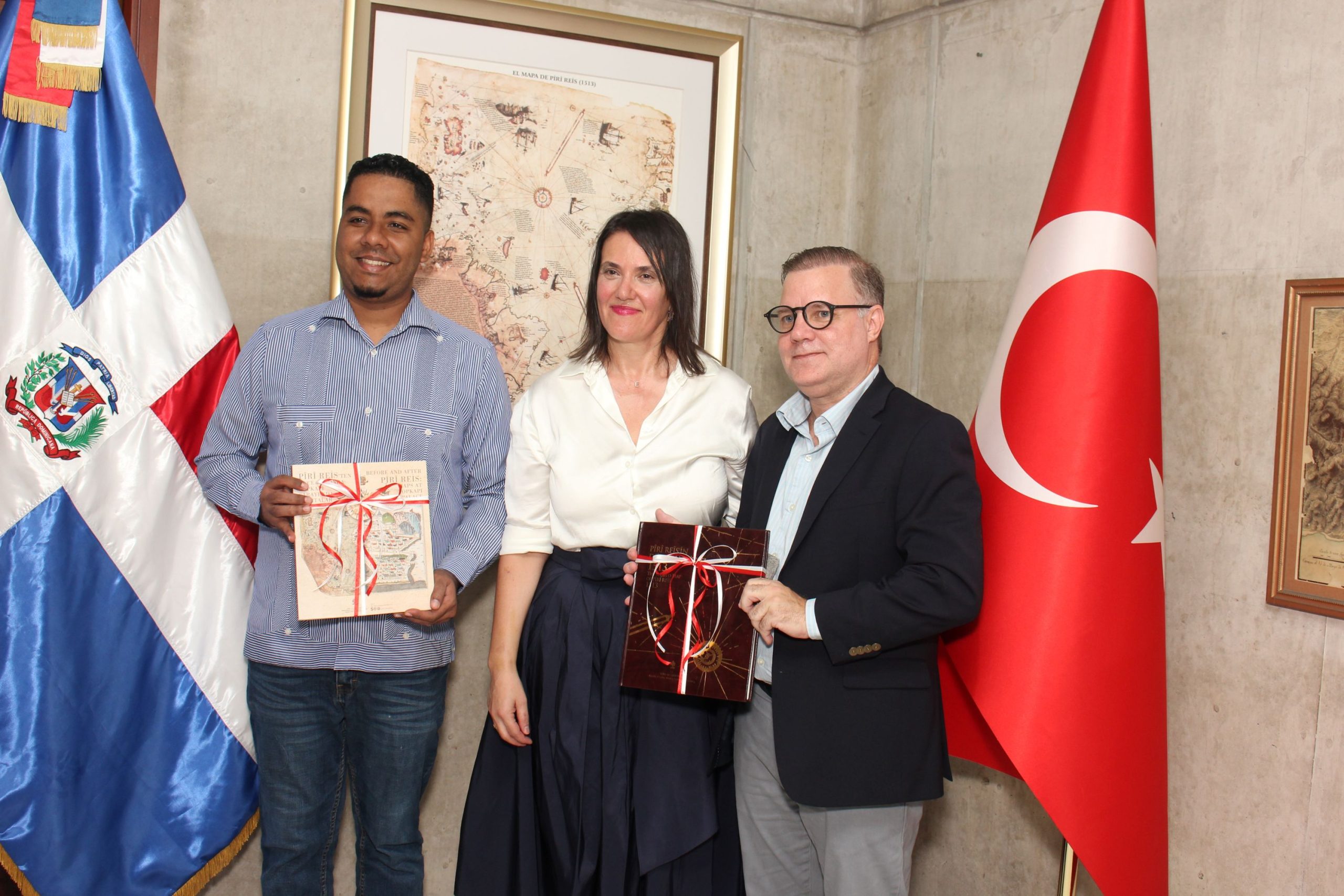 Embajada de Turquía dona réplica del mapamundi de Piri Reis al Faro a Colón Embajada de Turquía dona réplica del mapamundi de Piri Reis al Faro a Colón