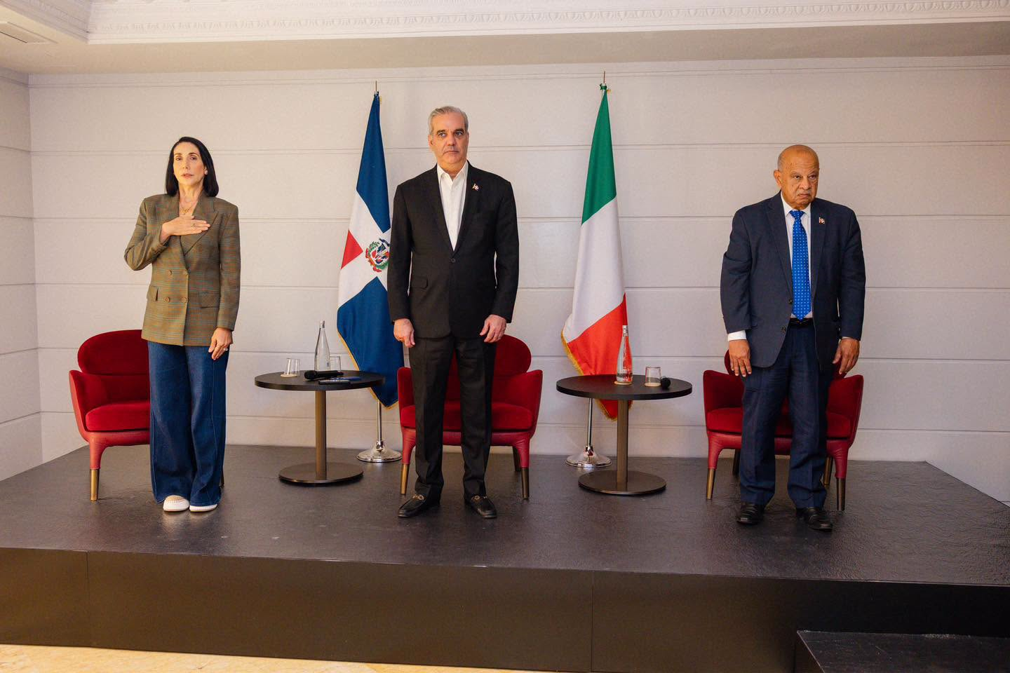 Dominicanos en Italia presentan sus propuestas a Abinader y el presidente les responde Dominicanos en Italia presentan sus propuestas a Abinader y el presidente les responde