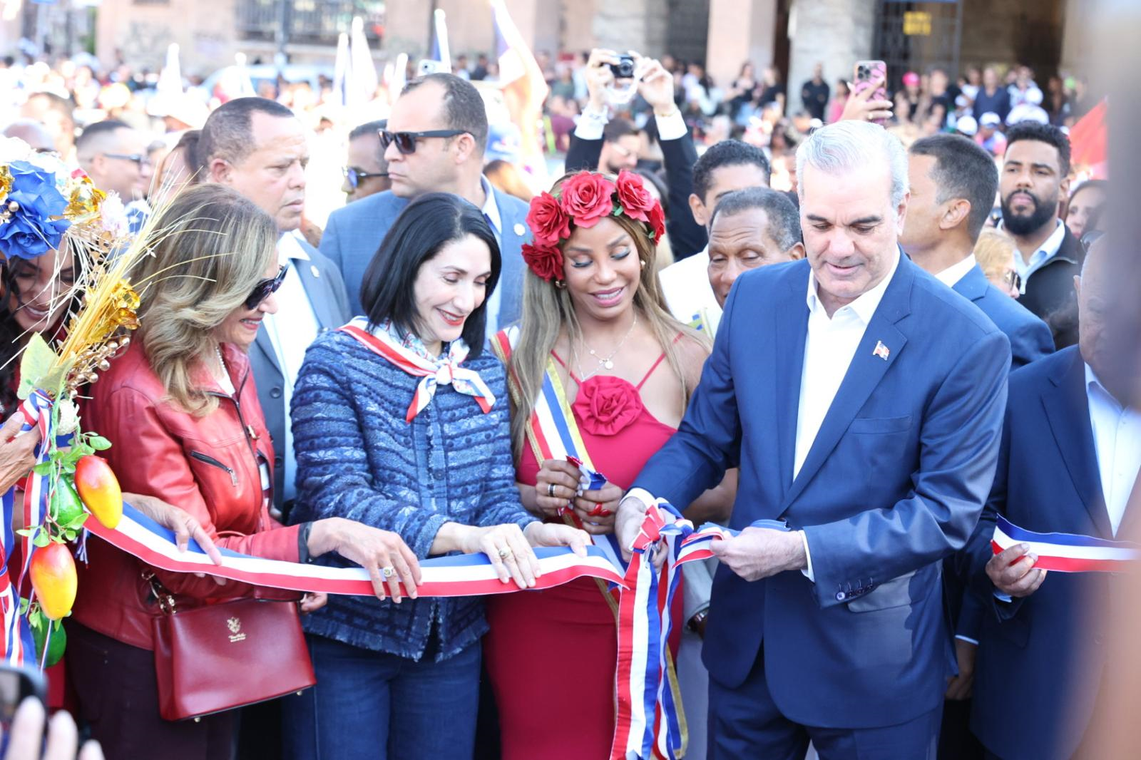 Abinader inaugura la quinta edición de la Parada Dominicana en Roma junto a la diáspora en Italia Abinader inaugura la quinta edición de la Parada Dominicana en Roma junto a la diáspora en Italia