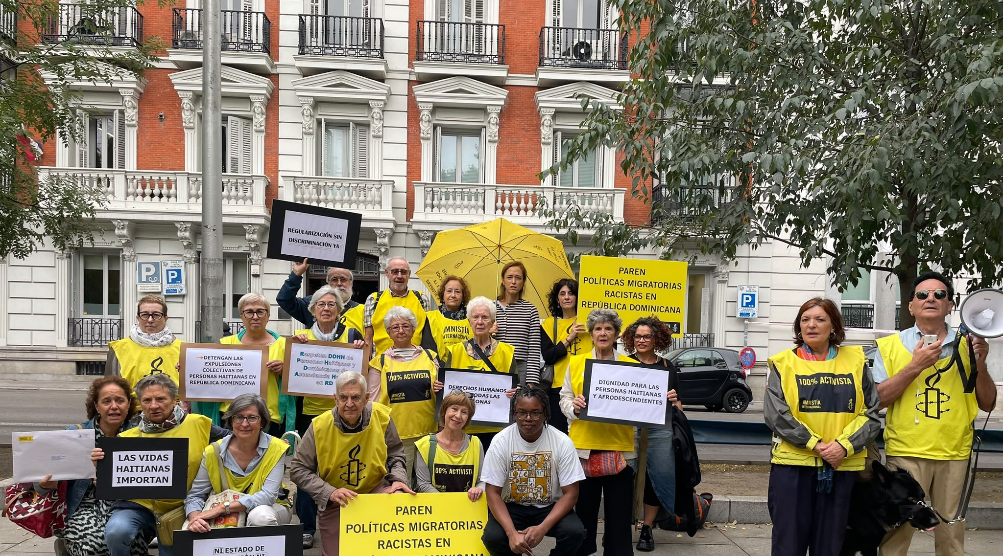 Madrid: Amnistía Internacional se concentra frente a la Embajada dominicana contra las deportaciones Madrid: Amnistía Internacional se concentra frente a la Embajada dominicana contra las deportaciones